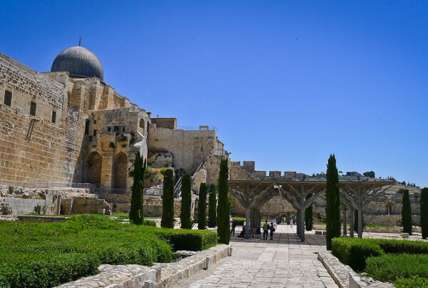 The southern wall of the Temple Mount in Jerusalem beneath a clear blue sky, illustrating the historical and political setting of the Israel–Palestine conflict.