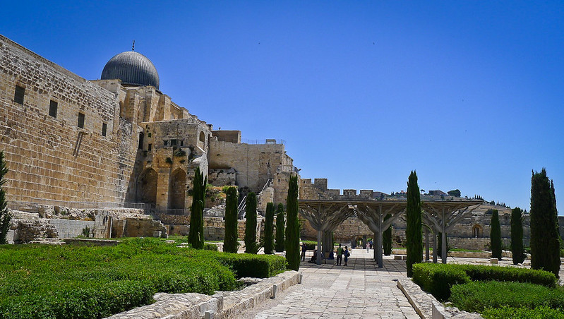 The southern wall of the Temple Mount in Jerusalem beneath a clear blue sky, illustrating the historical and political setting of the Israel–Palestine conflict.
